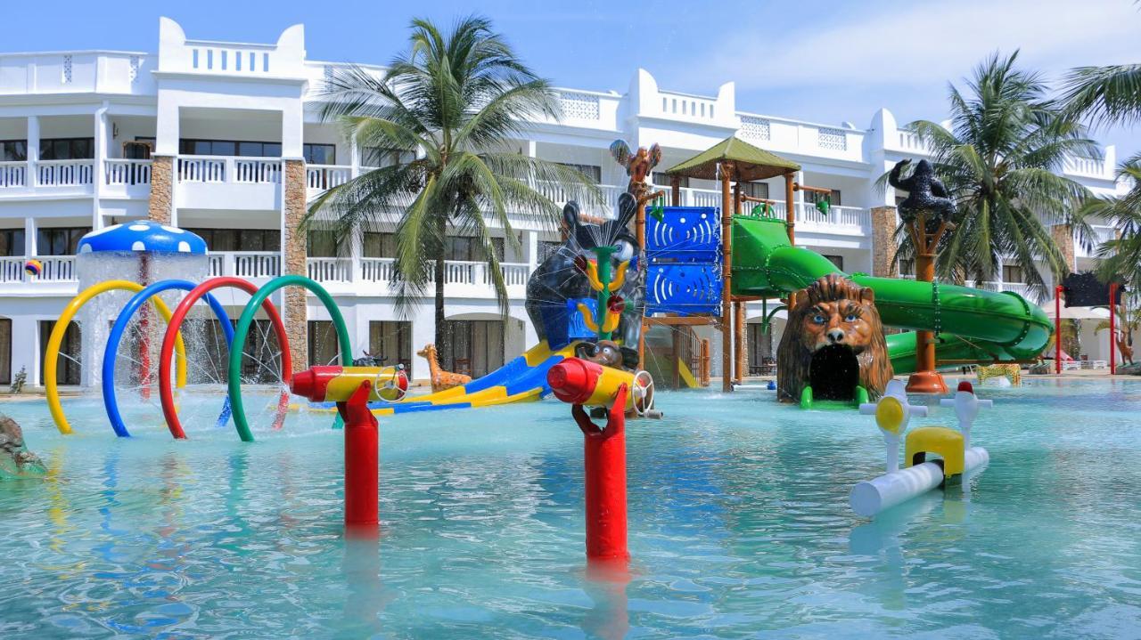 Prideinn Paradise Beach Resort & Spa Mombaça Exterior foto Water Park at the hotel