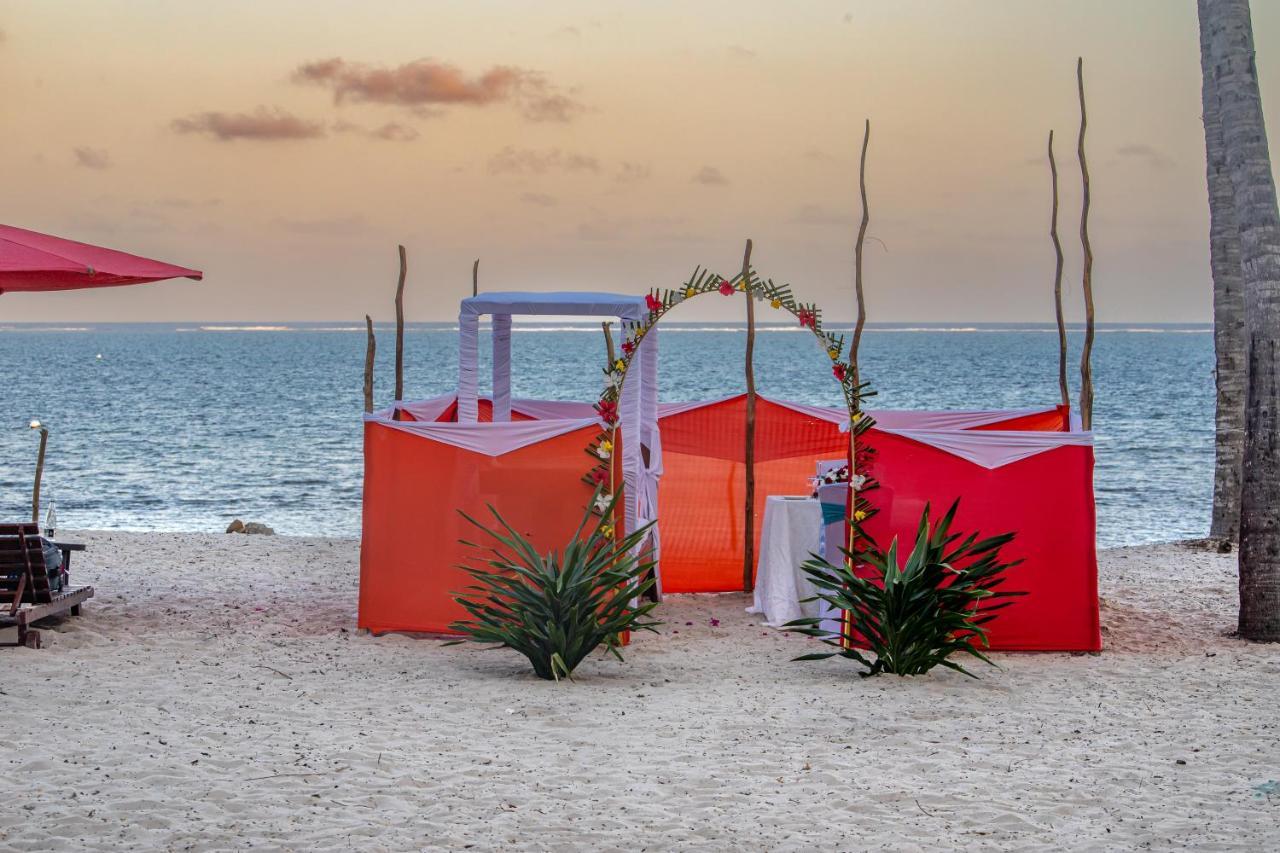 Prideinn Paradise Beach Resort & Spa Mombaça Exterior foto A sukkah on the beach in Caesarea, Israel