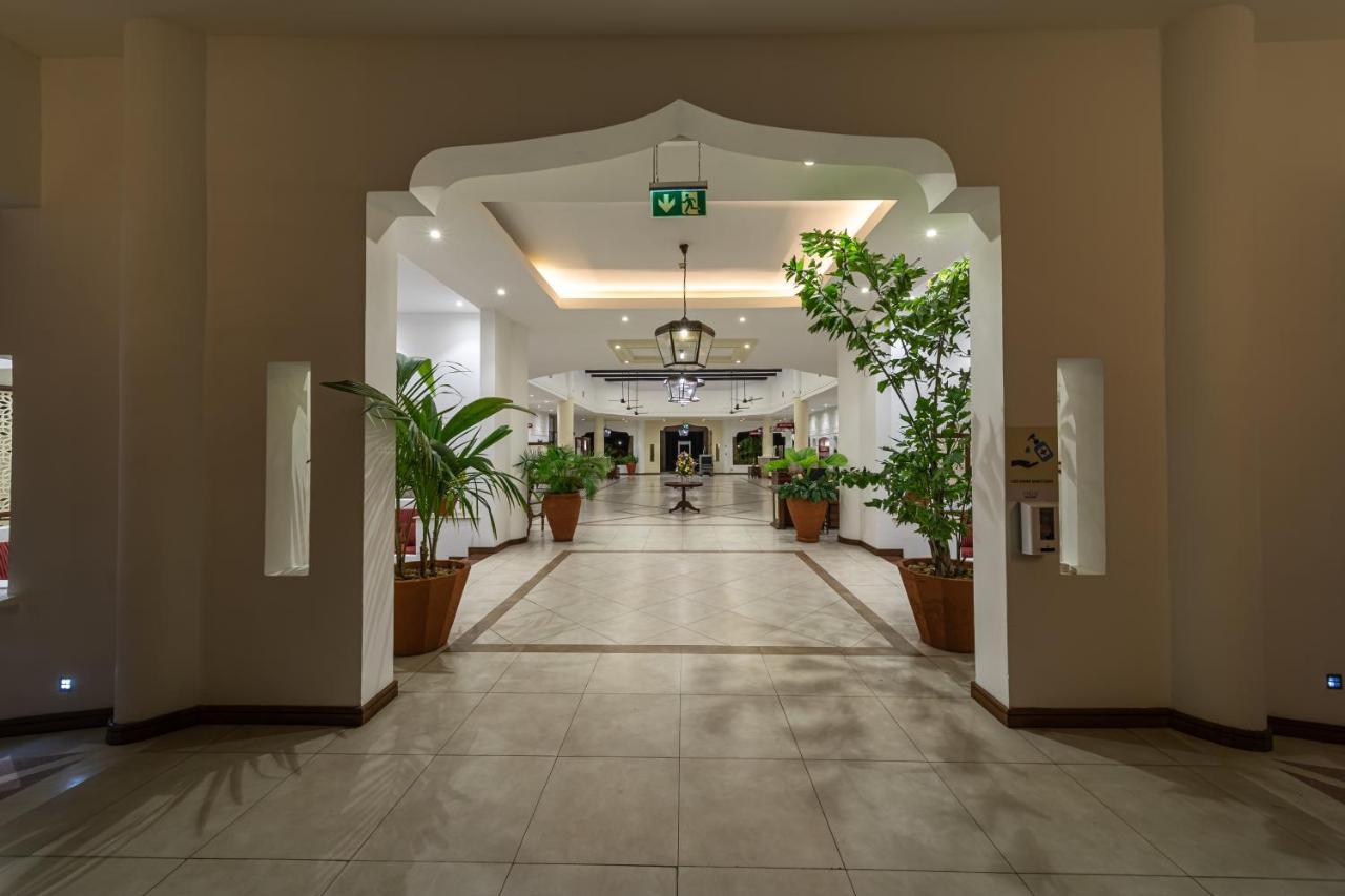 Prideinn Paradise Beach Resort & Spa Mombaça Exterior foto The lobby of the hotel