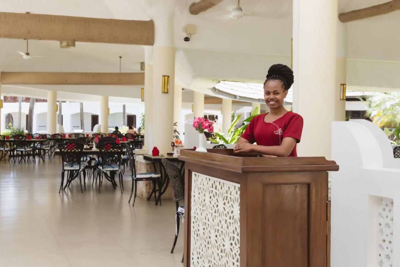 Prideinn Paradise Beach Resort & Spa Mombaça Exterior foto A hotel hostess at the reception desk