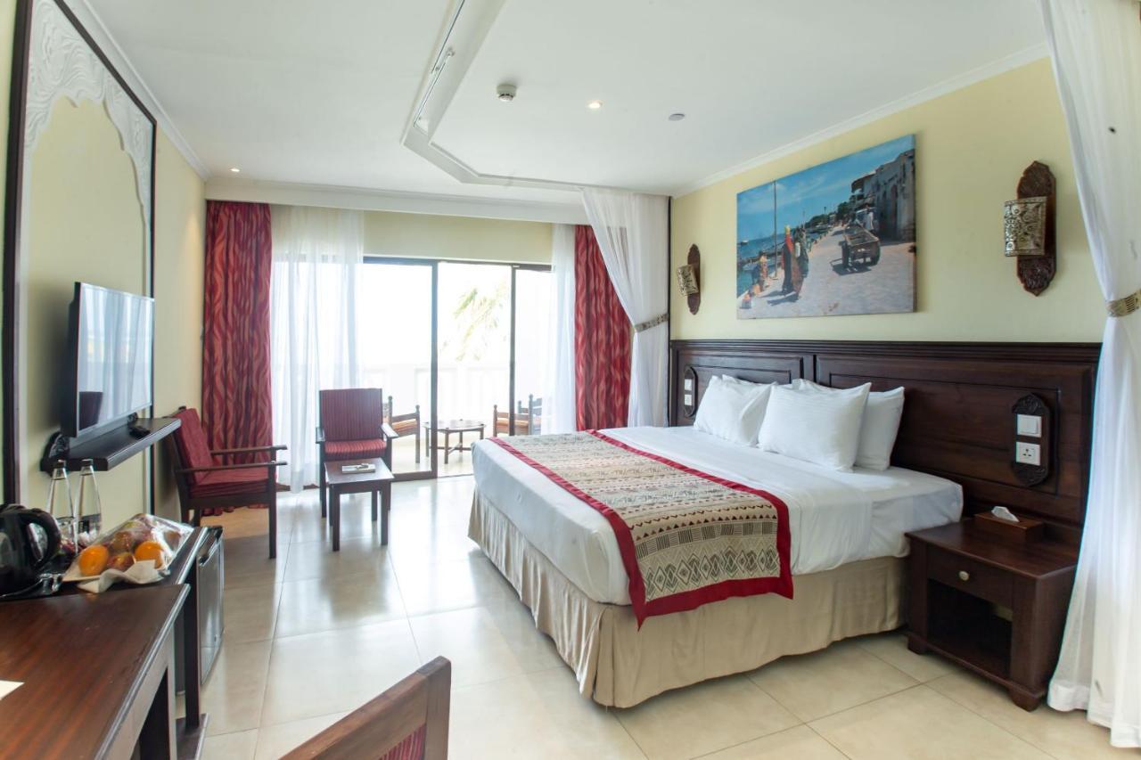 Prideinn Paradise Beach Resort & Spa Mombaça Exterior foto A room at the hotel