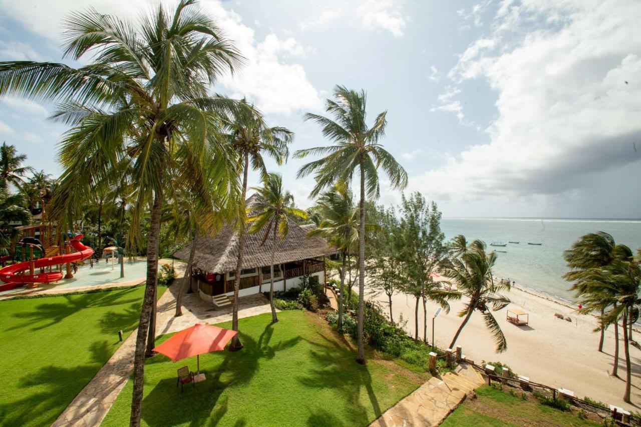 Prideinn Paradise Beach Resort & Spa Mombaça Exterior foto View of the beach at the resort