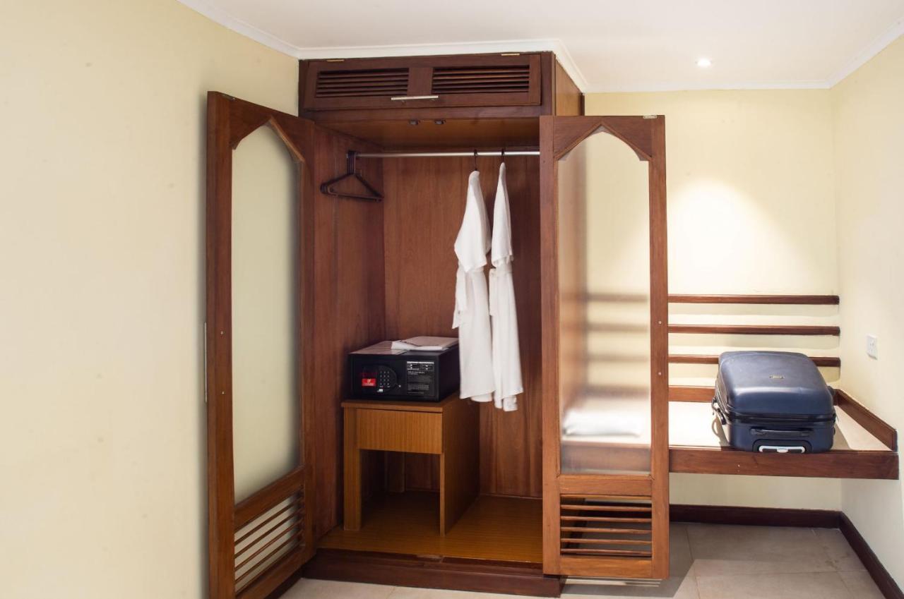 Prideinn Paradise Beach Resort & Spa Mombaça Exterior foto A wardrobe
