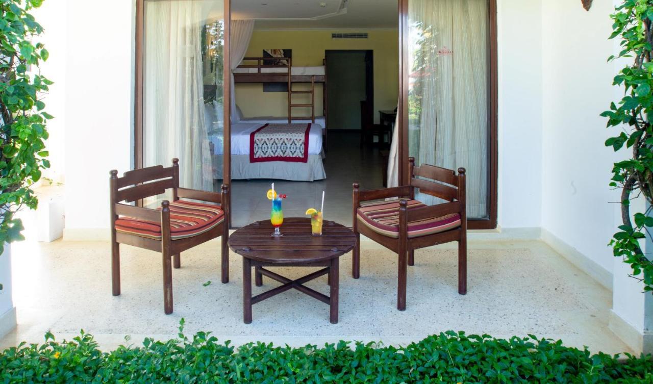 Prideinn Paradise Beach Resort & Spa Mombaça Exterior foto A room at the resort
