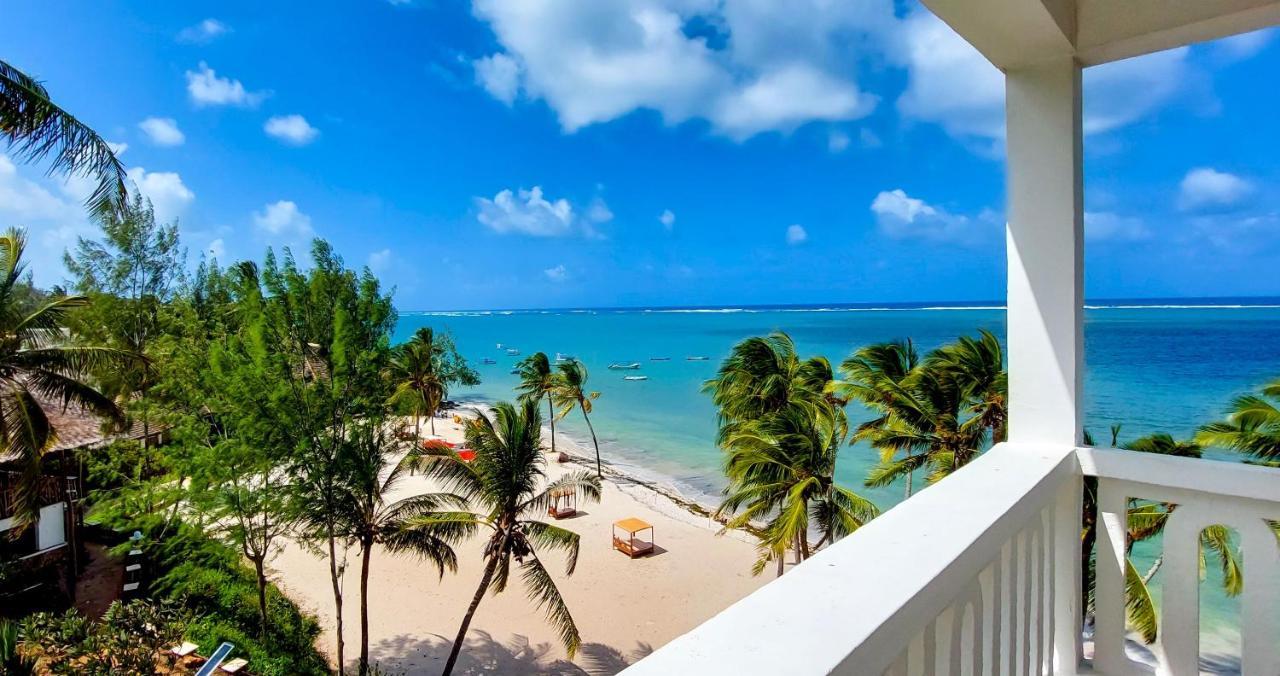 Prideinn Paradise Beach Resort & Spa Mombaça Exterior foto View of the beach from the balcony of a room at the hotel