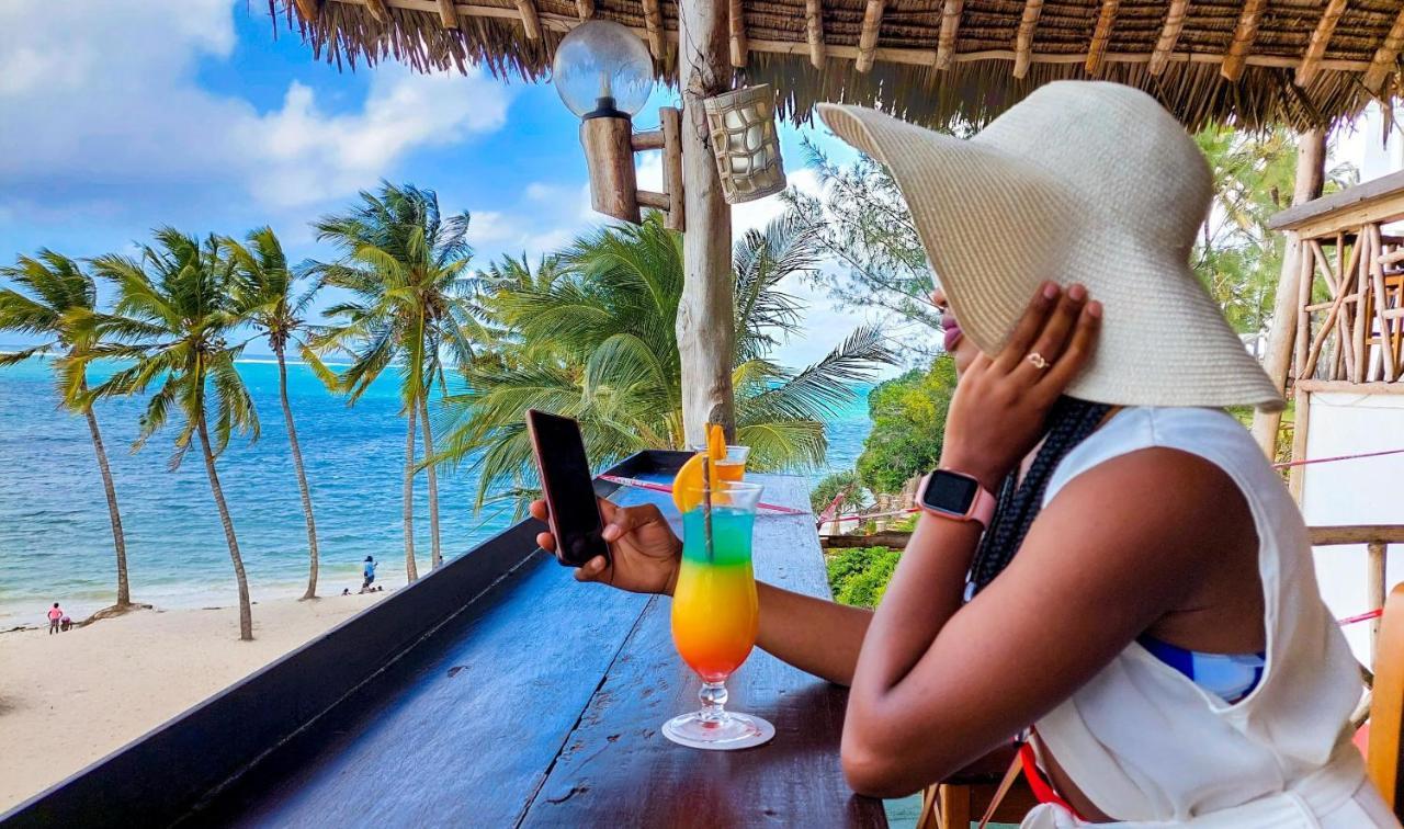 Prideinn Paradise Beach Resort & Spa Mombaça Exterior foto A woman on vacation in Zanzibar