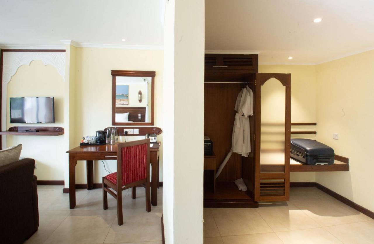 Prideinn Paradise Beach Resort & Spa Mombaça Exterior foto A hotel room with a wardrobe