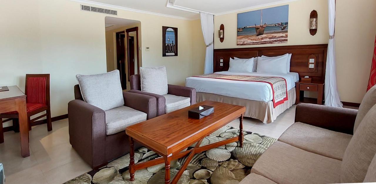 Prideinn Paradise Beach Resort & Spa Mombaça Exterior foto A room at the hotel
